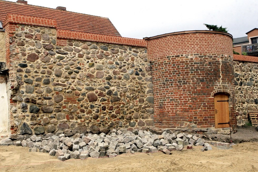 Delen van de stadsmuur in de Mühlenstraße, © Sabrina Wittkopf-Schade