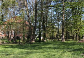 Parkzicht op landhuis Goldenbow // &copy; Herrenhaus Goldenbow