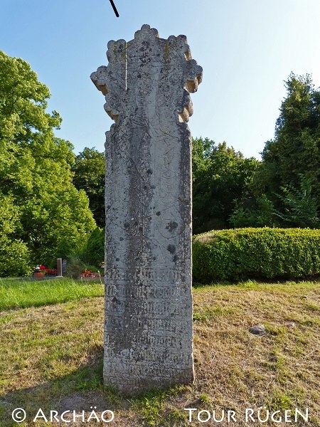 de bizarre, ongeveer 2,50 m hoge verzoeningssteen uit 1510, © Archäo Tour Rügen