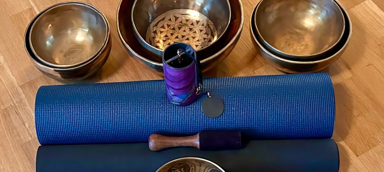 Setup für eine heilsame Auszeit: Traditionelle Klangschalen und sanfte Klangspiele stehen auf blauen Yogamatten bereit für die nächste meditative Chakren-Klangreise. Vorbereitung für tiefe Entspannung und Harmonisierung der Energiezentren. // © Sandra Dethier Setup für eine heilsame Auszeit: Traditionelle Klangschalen und sanfte Klangspiele stehen auf blauen Yogamatten bereit für die nächste meditative Chakren-Klangreise. Vorbereitung für tiefe Entspannung und Harmonisierung der Energiezentren. // © Sandra Dethier
