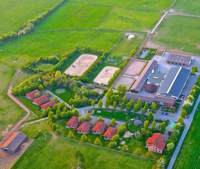 Er zijn vakantiewoningen en -huisjes, een kinderspeelplaats en een kinderboerderij op het terrein van de manege. // &copy; Bernsteinreiter