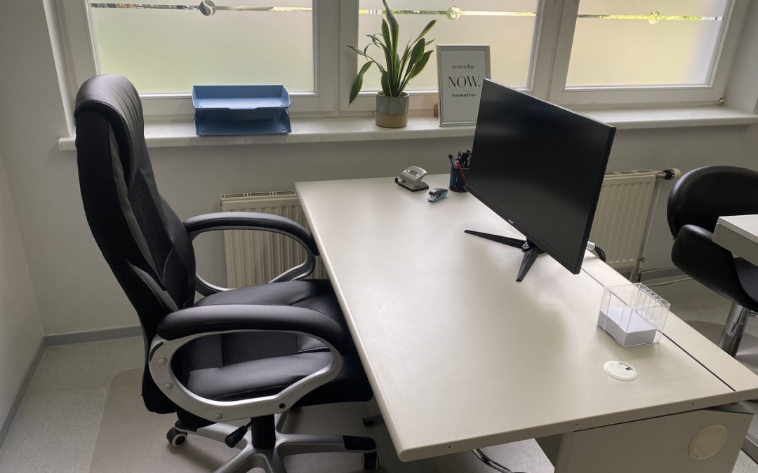 Een werkstation voor vaste boekingen met een monitor en aansluitmogelijkheden voor een laptop., © SG GmbH