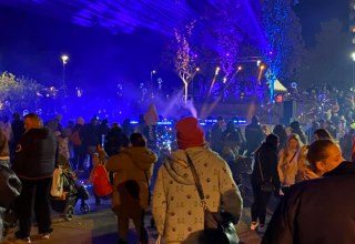 &bdquo;Der Laternenumzug setzt sich in Bewegung &ndash; eingebettet in eine farbenfrohe Lichtshow.&ldquo; // &copy; LGE-MV