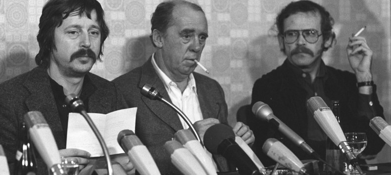 Singer-songwriter Biermann legt tijdens een persconferentie een verklaring af over zijn uitwijzing // © Bundesarchiv, B 145 Bild-00013889 / Fotograf: Lothar Schaack Singer-songwriter Biermann legt tijdens een persconferentie een verklaring af over zijn uitwijzing // © Bundesarchiv, B 145 Bild-00013889 / Fotograf: Lothar Schaack