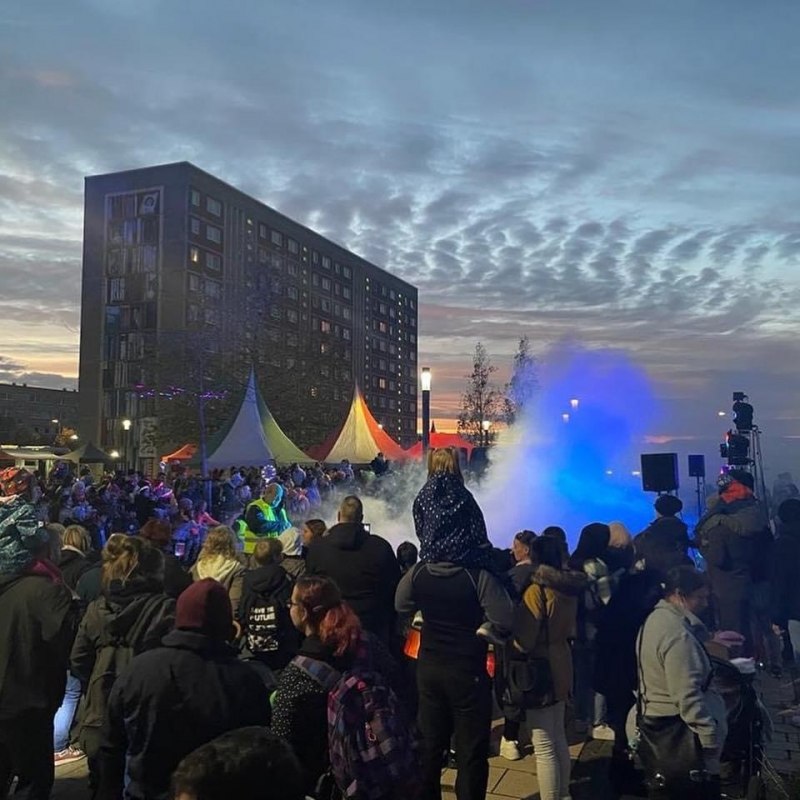 "Nastrojowy zgiełk na Festiwalu Świateł - wiecz&oacute;r, w kt&oacute;rym kolory, muzyka i społeczność rozświetlają plac". // &copy; LGE-MV