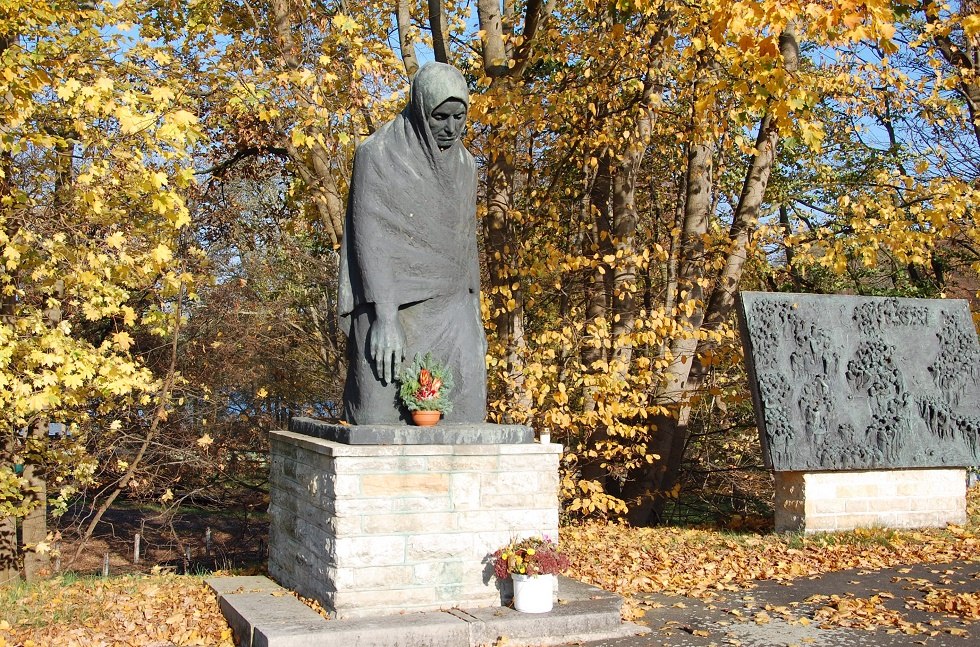 Pomnik znajduje się w miejscu, w którym w 1945 r. zakończył się marsz śmierci więźniów obozu koncentracyjnego. // © Gabriele Skorupski Pomnik znajduje się w miejscu, w którym w 1945 r. zakończył się marsz śmierci więźniów obozu koncentracyjnego. // © Gabriele Skorupski