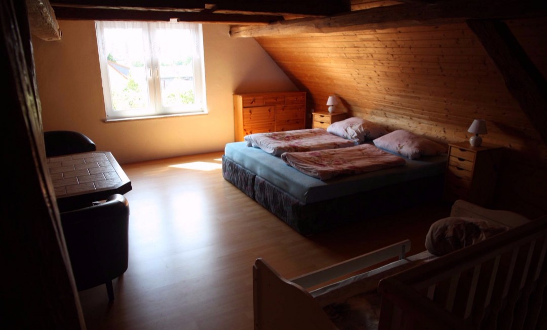 The bedroom on the gallery, © Mario Bünger