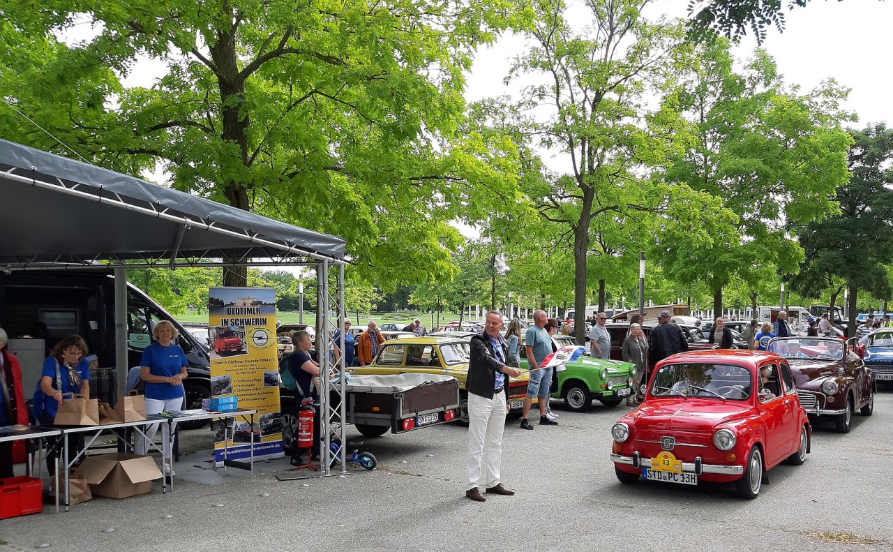 Pole startowe gotowe do startu. Zdjęcie z 13. zlotu samochod&oacute;w klasycznych w Schwerinie // &copy; M. Brandt