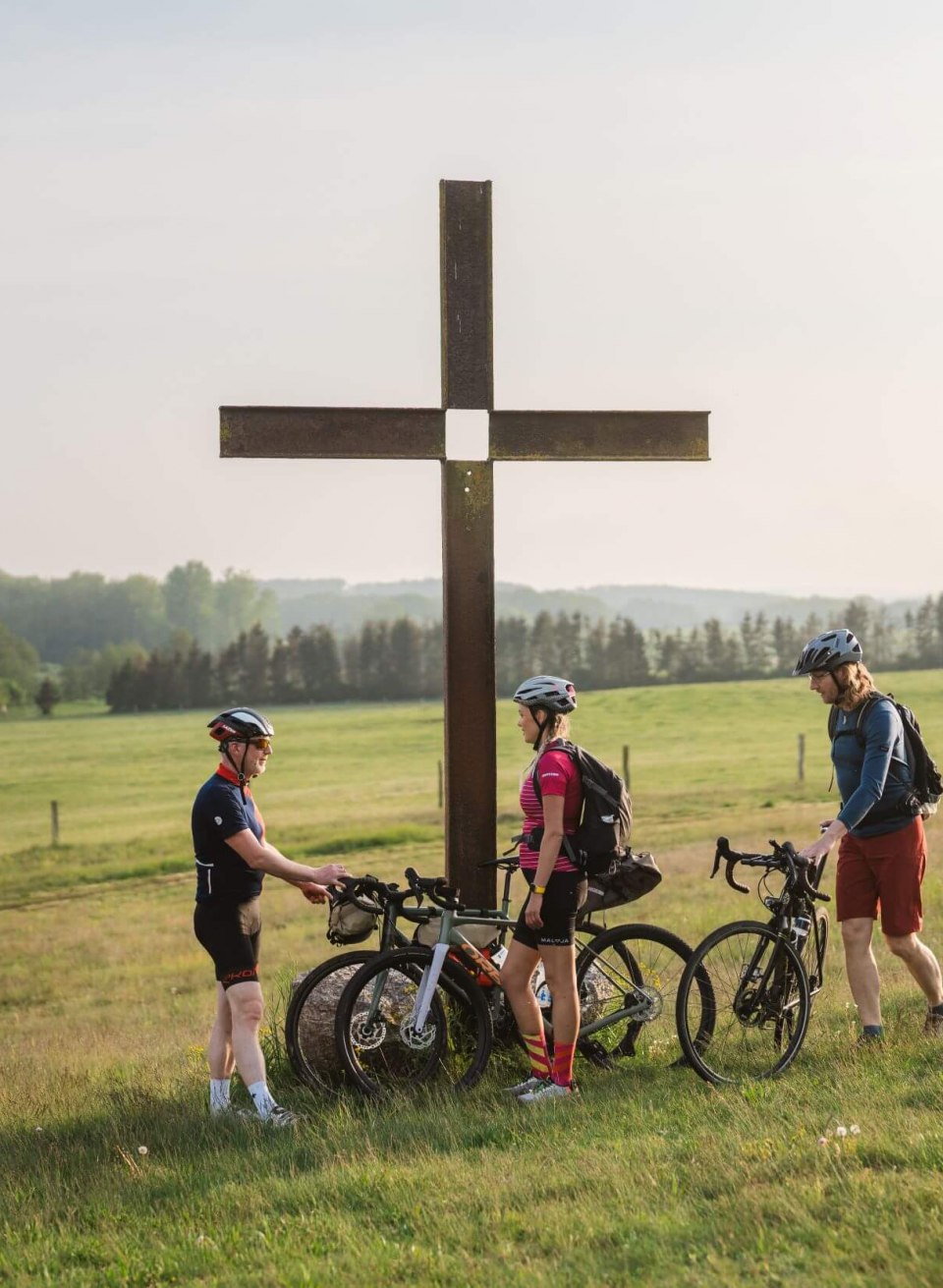 Heavenly rest at the summit cross of the Himmelfahrtsberg near Upost. // © MV-T/Gross Heavenly rest at the summit cross of the Himmelfahrtsberg near Upost.