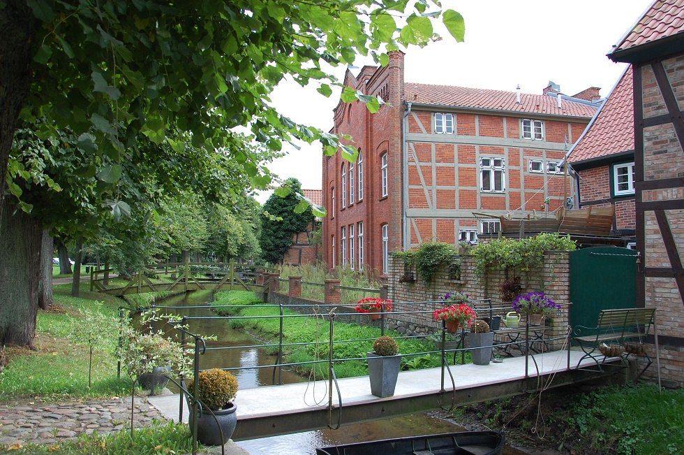De vele bruggen over de gracht gaven Boizenburg de naam "Klein Veneti&euml; van het Noorden"., &copy; Gabriele Skorupski