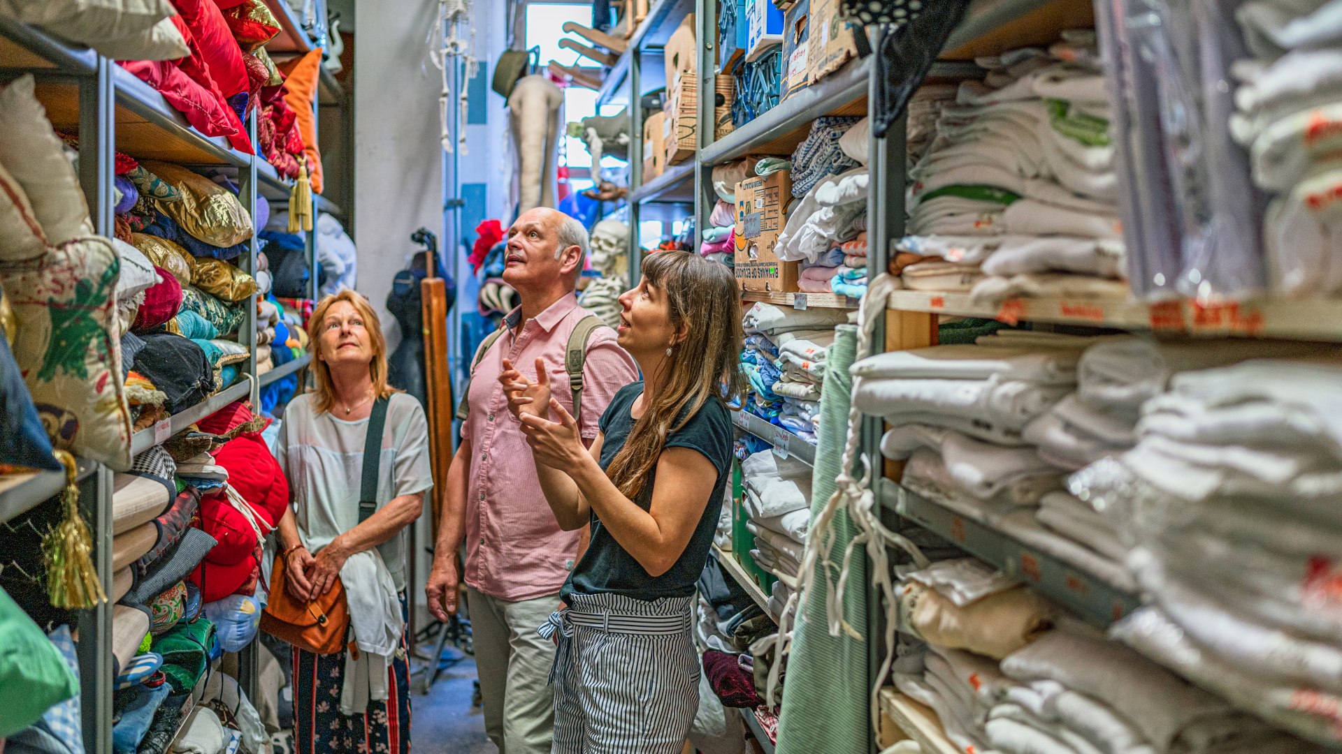 Theaterdocent Tina Koball kan een verhaal vertellen over veel van de rekwisieten.
, &copy; TMV/Tiemann