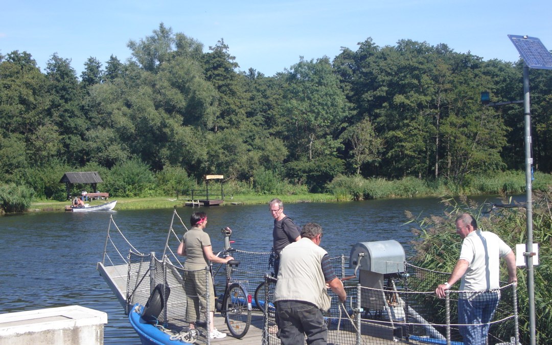 Vroeger met een slinger - nu met een motor - de passagiers- en fietsveerboot in Stolpe, © Tourismusverband Vorpommern e.V.