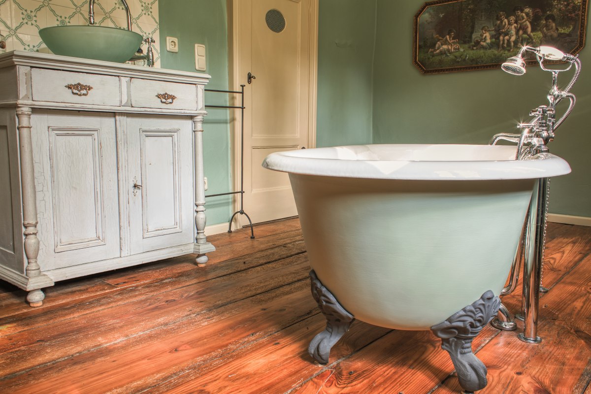 Cast iron bathtub in Below manor house // &copy; DOMUSImages