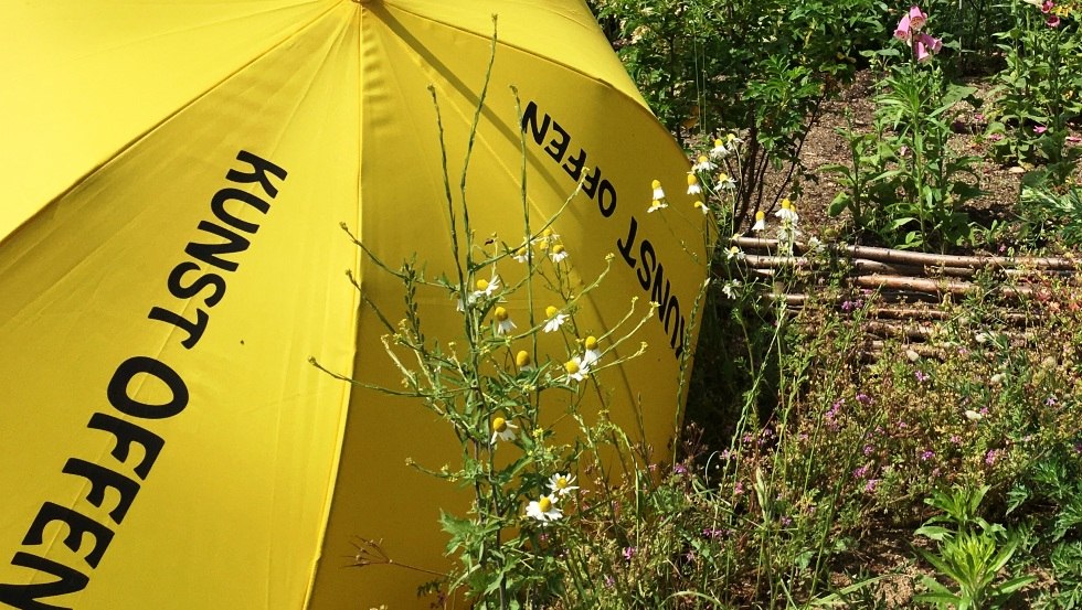 Yellow umbrella to art Open (symbolic image) // &copy; TV Mecklenburg-schwerin e.V.