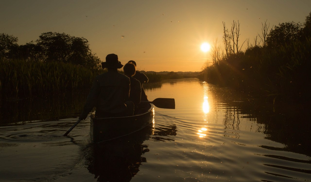 Experience the evening atmosphere on the river in a canoe // © Angelika Reifarth Experience the evening atmosphere on the river in a canoe // © Angelika Reifarth