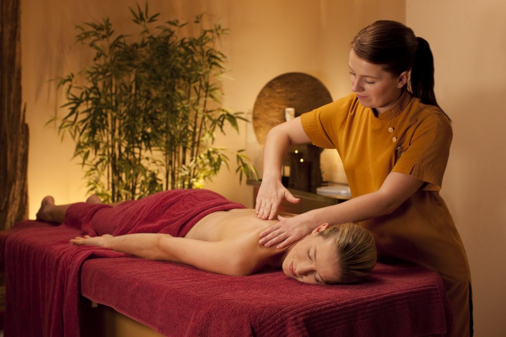 Ervaar de magie van de klassieke Scandinavische massagekunst., © Yachthafenresidenz Hohe Düne, www.hohe-düne.de