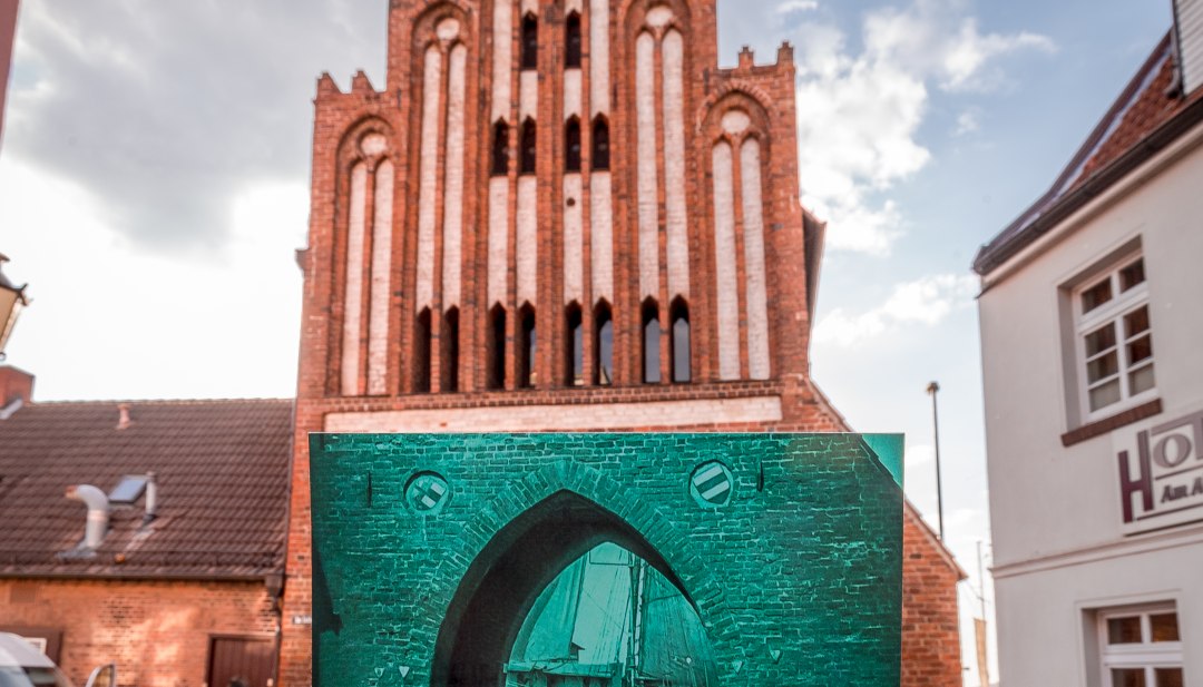 Nosferatu loopt door de stadspoort in Wismar, © Hansestadt Wismar