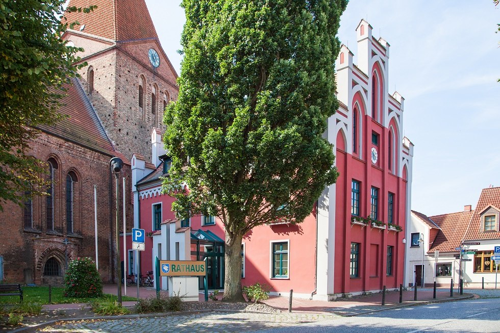 The town hall is located right next to the church., © Frank Burger