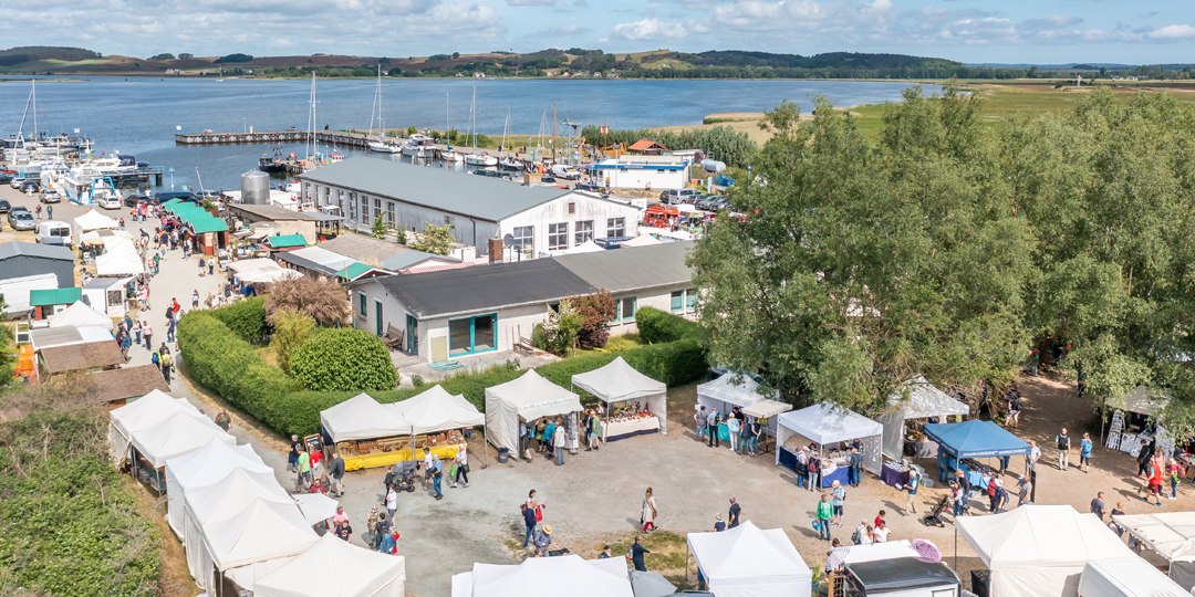 Ruegen-Markt_Thiessow_2022_Marktblick_1240x541, © Rügen-Markt