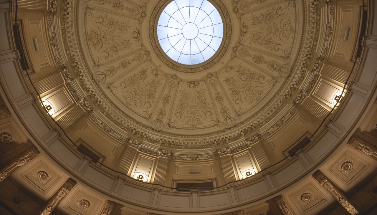 Licht gewelfd plafond in de ontvangstruimte, © Schloss Neetzow Licht gewelfd plafond in de ontvangstruimte, © Schloss Neetzow