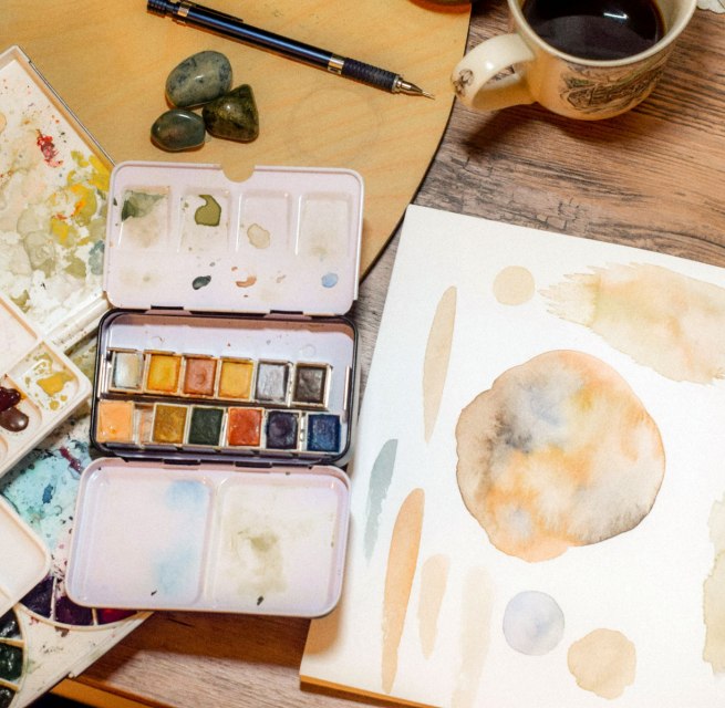 Symbolfoto | Malen mit Aquarellfarben im Pavillon // © Foto von Sarah Brown auf Unsplash Symbolfoto | Malen mit Aquarellfarben im Pavillon // © Foto von Sarah Brown auf Unsplash