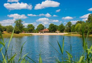 Het Mecklenburgse vakantiepark ligt direct aan het meer // &copy; Ferienpark Mecklenburg