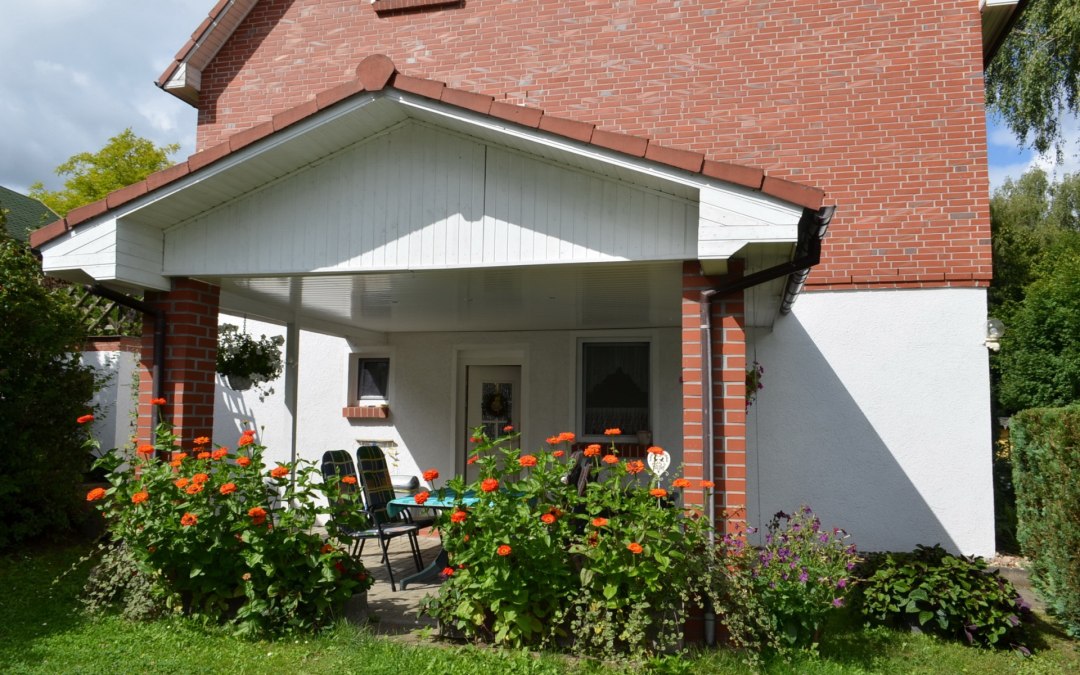 Separate entrance with covered sitting area, © Schmidt