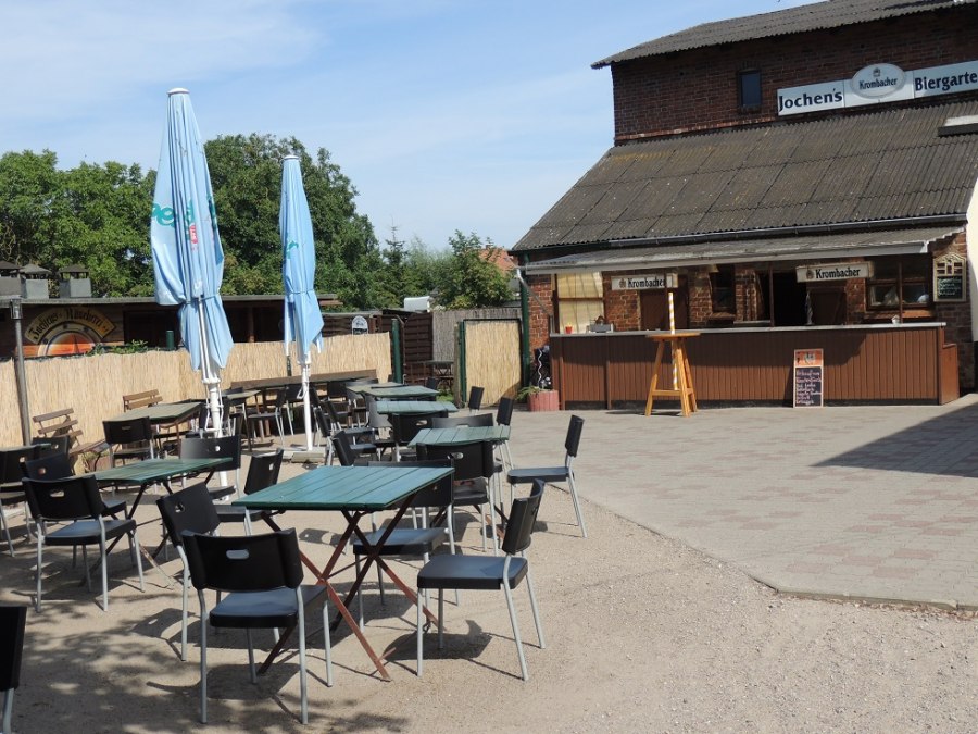 Biertuin met bar en rokerij op de achtergrond, © Kurverwaltung Insel Poel Biertuin met bar en rokerij op de achtergrond, © Kurverwaltung Insel Poel