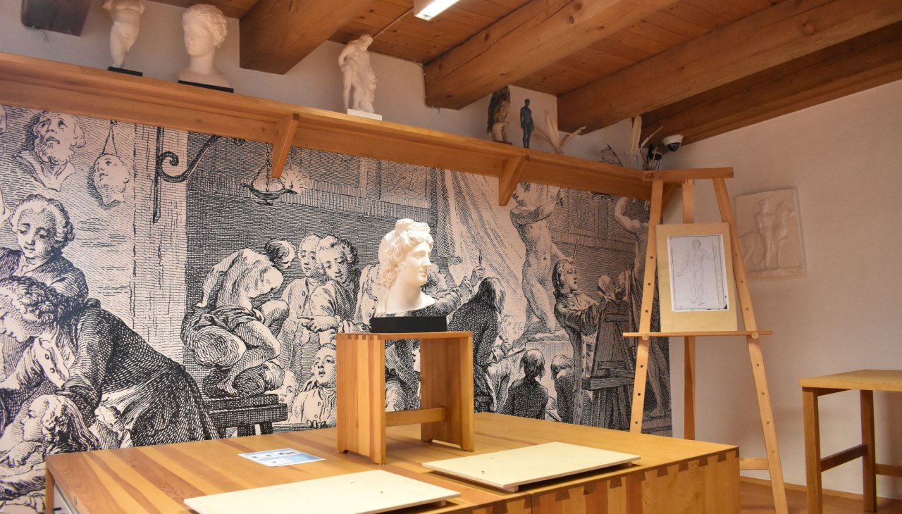 Gabinet rysunkowy w Centrum Caspara Davida Friedricha ze sztalugami i przedmiotami do rysowania, © ©Caspar-David-Friedrich-Gesellschaft e. V., Foto: Karl Mühlbach 2023