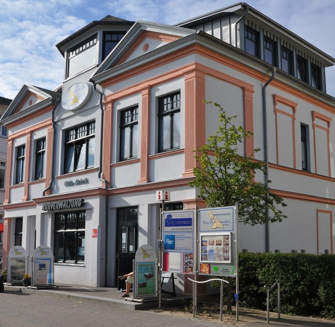 Die Kurverwaltung in der Dünenstraße // © MV-T/Fischer Die Kurverwaltung in der Dünenstraße // © MV-T/Fischer
