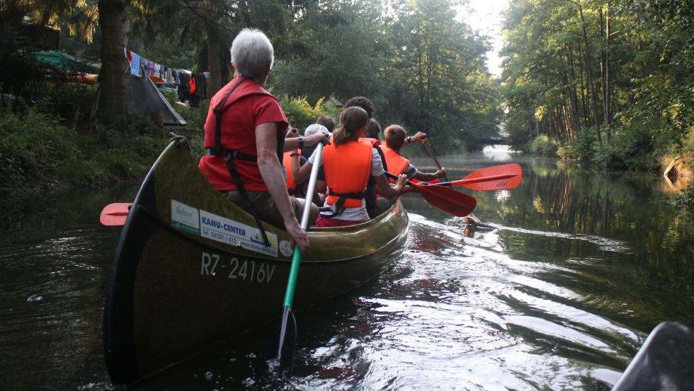 In een grote kano op het Schaalsee kanaal // © Schaalsee-Camp/Schydelko In een grote kano op het Schaalsee kanaal // © Schaalsee-Camp/Schydelko