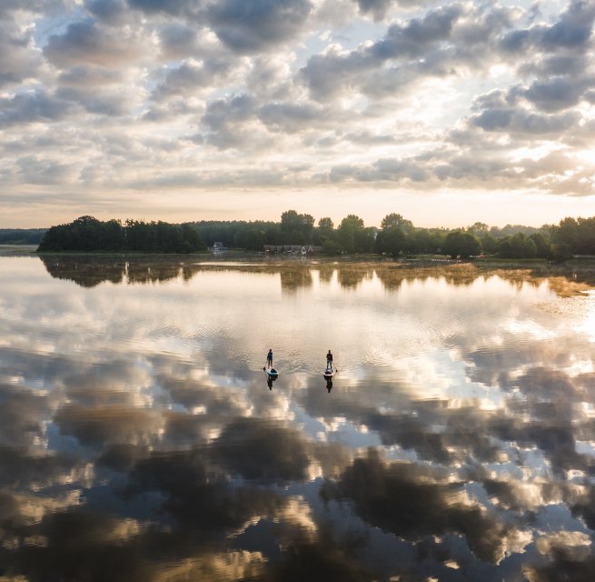 Ochtendnevel over de Granzower Möschen: Het Mecklenburgse merengebied in de nazomer is de perfecte plek om nieuwe energie op te doen - bijvoorbeeld tijdens het waterwandelen op een SUP., © TMV/Gross