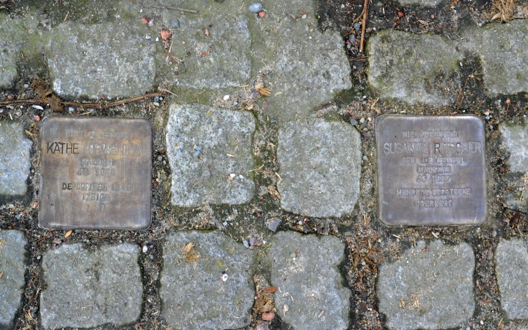 Stolpersteine autorstwa Käthe Loewenthal i Susanne Ritscher, © Hiddenseer Hafen- und Kurbetrieb