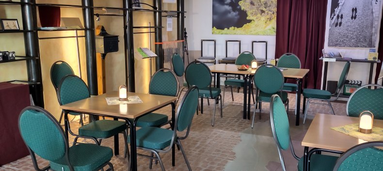 &copy; Angelika Warning