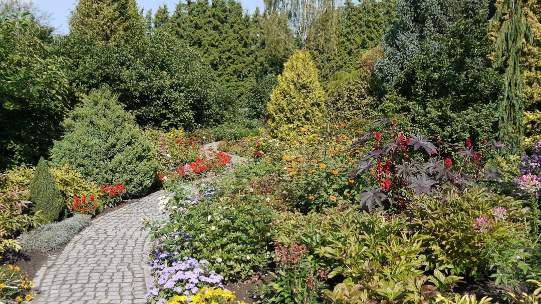 Paths lead through the entire garden, © TMV/Fischer Paths lead through the entire garden, © TMV/Fischer