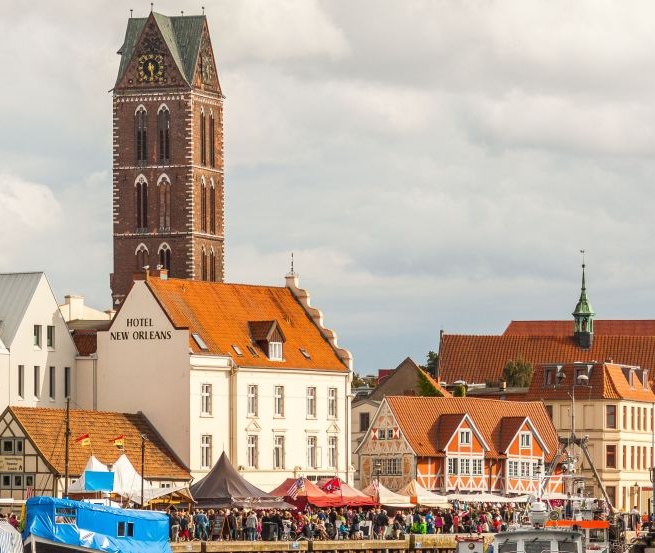 Nur der 80 m hohe Kirchturm ist als weithin sichtbares Wahr- und Seezeichen erhalten geblieben // © TZ Wismar, Alexander Rudolph Nur der 80 m hohe Kirchturm ist als weithin sichtbares Wahr- und Seezeichen erhalten geblieben // © TZ Wismar, Alexander Rudolph