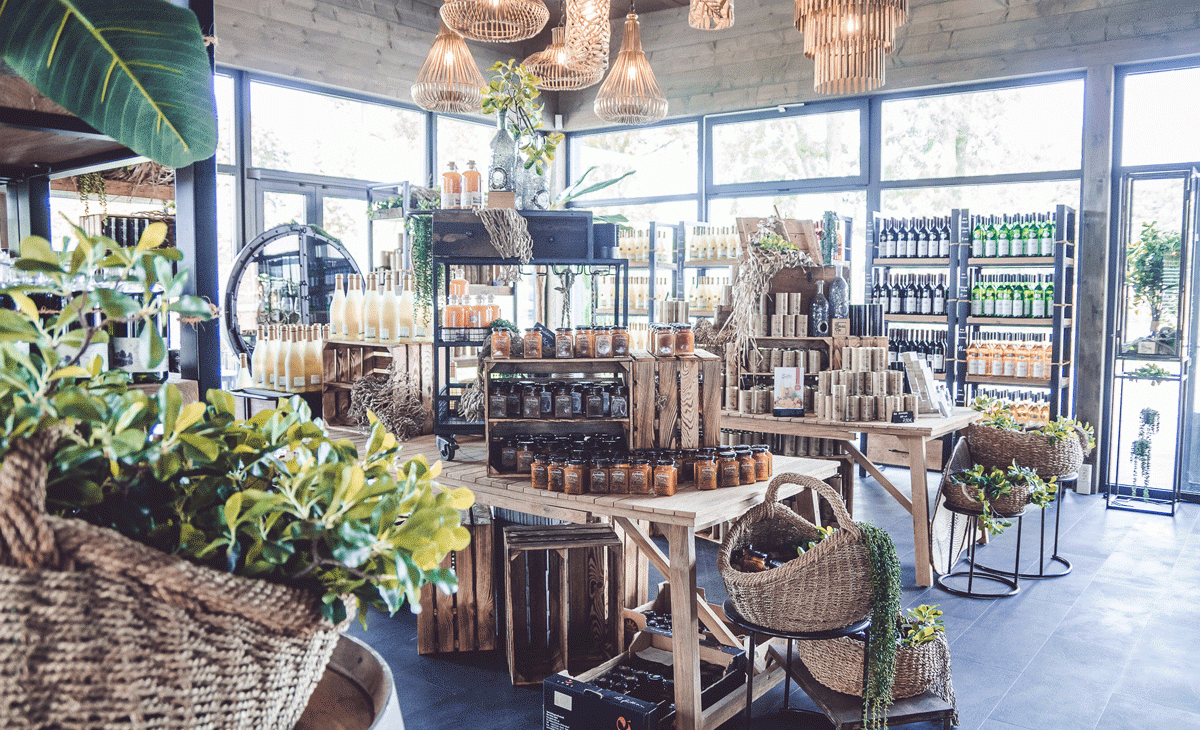 Nie tylko atrakcyjny salon sprzedaży, ale także przylegające do niego bistro i kawiarnia zachęcają do przeglądania i odpoczynku., © Inselmühle Usedom GmbH Nie tylko atrakcyjny salon sprzedaży, ale także przylegające do niego bistro i kawiarnia zachęcają do przeglądania i odpoczynku., © Inselmühle Usedom GmbH