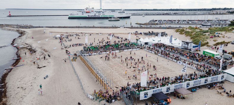 Die Strand Arena Warnem&uuml;nde beim Battle The Beach aus der Luft. Die Wettkampfarena beim Functional Fitness Event. // &copy; Sebastian Hugo Scholz-Witzel
