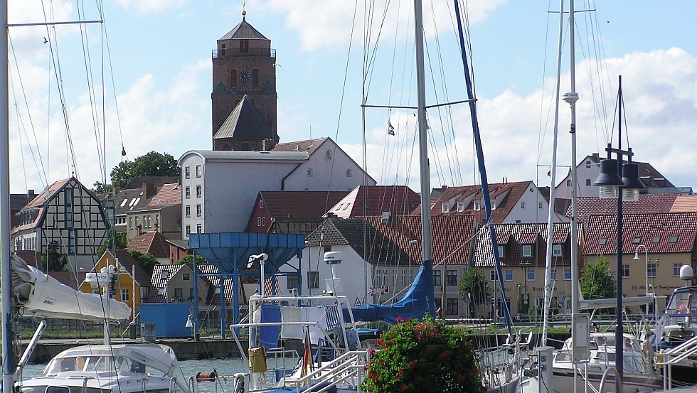 De haven van Wolgast met uitzicht op de Sint-Pieterskerk en de oude stad, © Touristinformation Wolgast / Bastian Baltzer