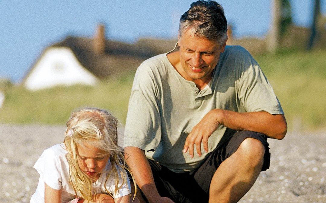 Grandpa and granddaughter in search of shells, © TMV - Topel
