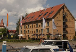 Hotel "Alter Kornspeicher" at the city harbor Neustrelitz // &copy; Alter Kornspeicher