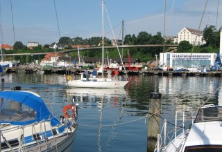 Fu&szlig;g&auml;ngerbr&uuml;cke zum Stadthafen Sassnitz // &copy; Tourismuszentrale R&uuml;gen