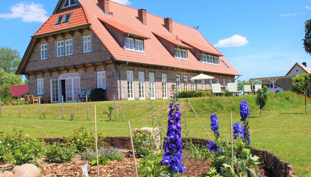 Widok naszego wiejskiego domu z ogrodu, &copy; Brigitte Leberl