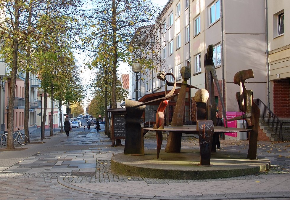 De sculptuur "De Ronde Tafel" staat in de voetgangerszone op de hoek van de Puschkinstraße en het Großer Moor., © Gabriele Skorupski