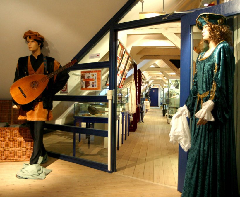 Damulka z zamku wita odwiedzających Haffmuseum, © Haffmuseum