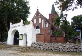 Kirche mit Eingangsportal // &copy; Sabrina Wittkopf-Schade