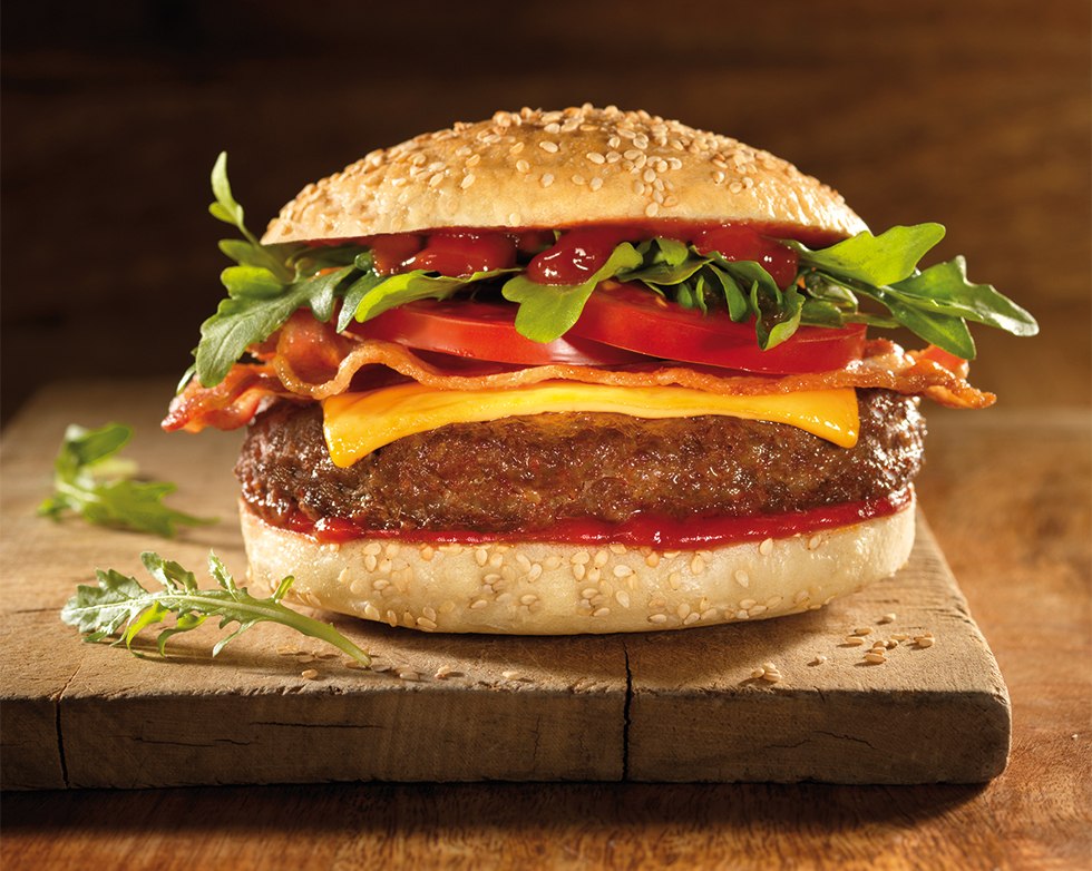 LandWert Hof Food - Liefde tussen twee helften van een broodje - Onze LandWert Burger // &copy; WortBildTon Werbeagentur Kiel . www.wortbildton.de