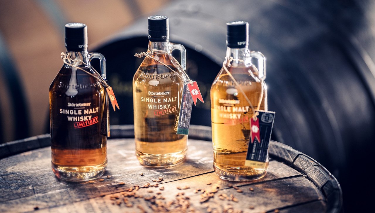 Oprócz klasycznej edycji, odwiedzający mogą odkryć i spróbować szeregu limitowanych edycji whisky i innych alkoholi., © Störtebeker Brennerei GmbH Oprócz klasycznej edycji, odwiedzający mogą odkryć i spróbować szeregu limitowanych edycji whisky i innych alkoholi., © Störtebeker Brennerei GmbH