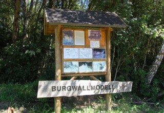 A display board informs about the rampart. // © Gabriele Skorupski A display board informs about the rampart. // © Gabriele Skorupski