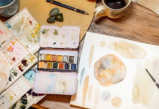 Symbolfoto | Malen mit Aquarellfarben im Pavillon // © Foto von Sarah Brown auf Unsplash Symbolfoto | Malen mit Aquarellfarben im Pavillon // © Foto von Sarah Brown auf Unsplash